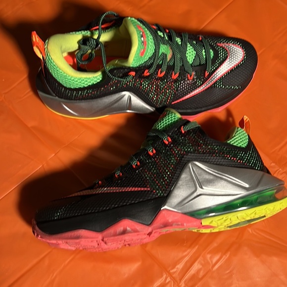 Nike Lebron XII 12 Low Remix Black Metallic Silver Green 724557-003 Size 9 - Picture 8 of 9